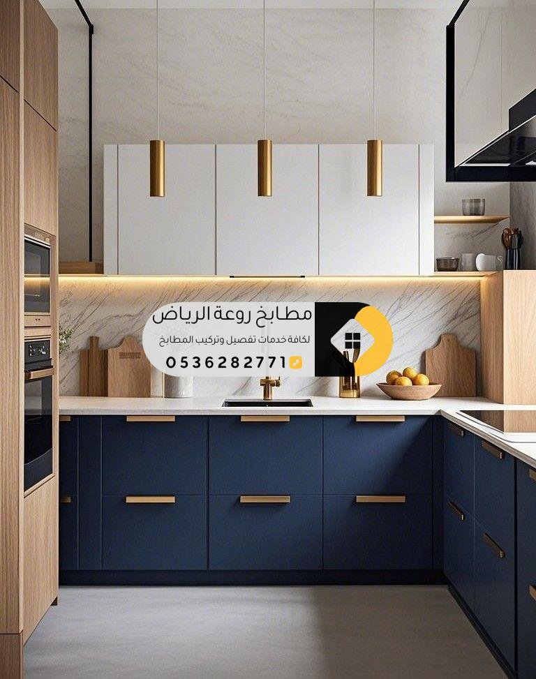 معلم مطابخ يقوم بتركيب خزائن جديدة